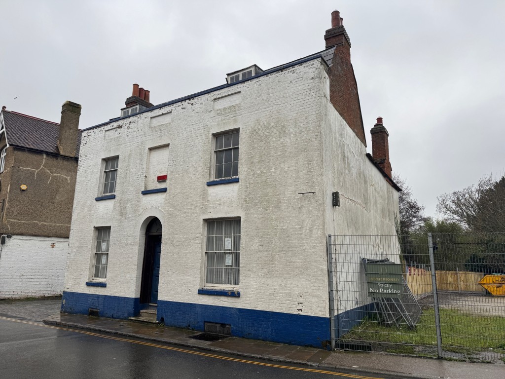 Lot: 60 - DOUBLE FRONTED PERIOD BUILDING IN CITY LOCATION - Front of 17 Stour Street and right hand side elevation